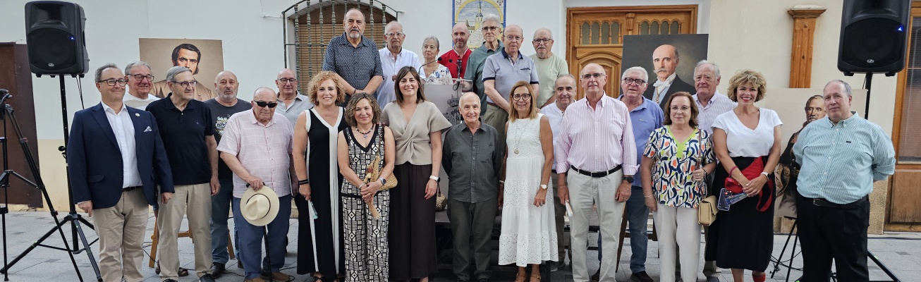 Miembros de El Zaque ante la casa del Manifiesto Miembros de El Zaque ante la casa del Manifiesto