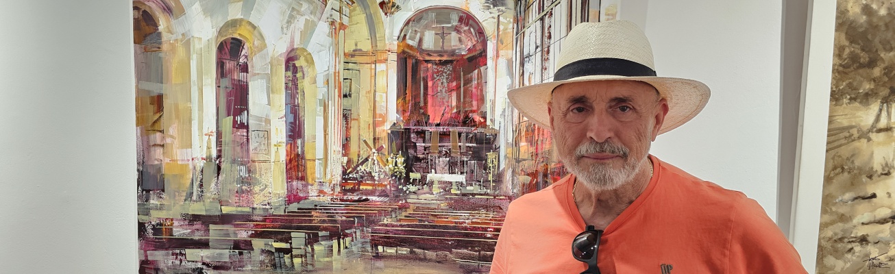 Blai Tomás Ibáñez junto a la obra ganadora del primer premio nacional Blai Tomás Ibáñez junto a la obra ganadora del primer premio nacional