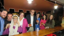 Autoridades provinciales, regionales y miembros del equipo de gobierno brindan por en un puesto del Mercado por las Jornadas Medievales