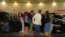 Público visitando el VI Salón del Automóvil