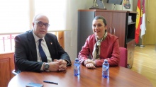 Julián Nieva recibió a Teresa Giménez, directora de Caja Rural Castilla-La Mancha en Manzanares