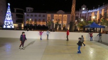 Pista de patinaje e iluminación navideña en la plaza