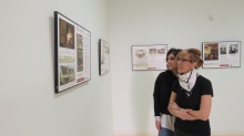 Silvia Cebrian y Gemma de la Fuente, concejalas de cultura y turismo, en la visita a la exposición "Romeo y Dulcinea"