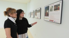 Silvia Cebrian y Gemma de la Fuente, concejalas de cultura y turismo, en la visita a la exposición "Romeo y Dulcinea"
