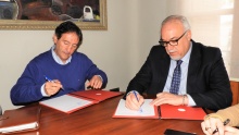 Modesto Salgado y Julián Nieva durante la firma del convenio