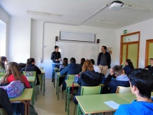 Esther Nieto-Márquez en un centro educativo informando al alumnado sobre el Carnet VIP