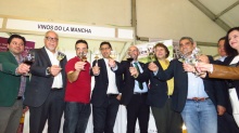 Autoridades en el stand de vinos con D.O. La Mancha