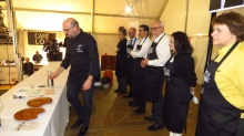 Master class del chef Rubén Sánchez-Camacho con las autoridades como ayudantes