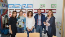 Labián y López de Pablo junto a profesionales del aula y a la directora del centro