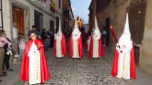 Nazarenos de la Hermandad de Cristo de la Columan con el paso de su titular al fondo