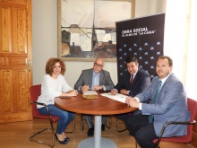 Firma del convenio entre Ayuntamiento de Manzanares y CaixaBank