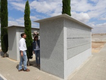 La concejala de obras, Isabel Día-Benito y el jefe del servicio técnico, Sergio Noblejas, en la visita a las obras