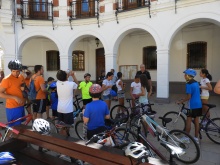 Policía Local colabora en el taller práctico de paseo en bicicleta por Manzanares