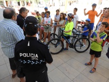 Policía Local colabora en el taller práctico de paseo en bicicleta por Manzanares