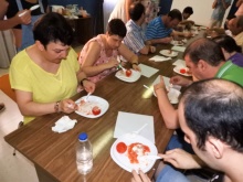 Usuarios del centro ocupacional en el taller de cocina