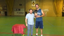 Pablo Camacho entregó el trofeo de campeón a Sastería D'Carlo