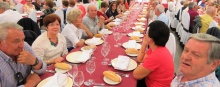 Participantes en la comida de convivencia de personas mayores del año 2016