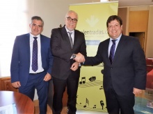 Nieva y Sobrino junto al director de Globalcaja en Manzanares