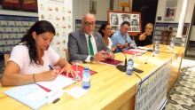 Rocío Pérez, Julián Nieva, Paloma Recasens, Francisco Jiménez y Silvia Cebrián, en la firma del convenio