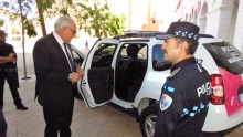 El jefe de la Policía Local muestra el nuevo vehículo al alcalde