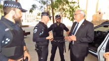 Los agentes, con los chalecos antibala, explican las características de éstos al alcalde