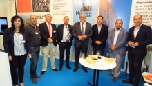 El alcalde, junto a empresarios en el stand de Manzanares