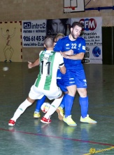 Kiki II ante un jugador del Córdoba. Foto: José A. Romero