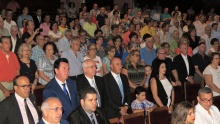 Público asistente durante la interpretación del himno del Patrón