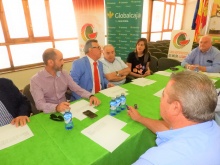 La concejal de agricultura, Isabel Díaz-Benito, junto a representantes del sector en la reunión celebrada en Manzanares