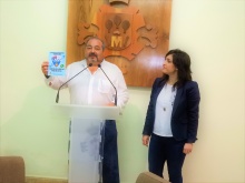 El concejal de seguridad, Miguel Ramírez y la concejal de promoción del pequeño comercio, Gemma de la Fuente, en la presentación del sistema de alertas para el pequeño comercio