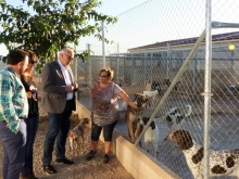 Con Rosario Garrido, de Carea, visitando las instalaciones para los perros