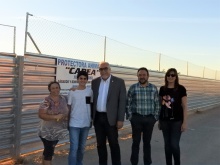 Posando durante la visita con un joven que se acercó a interesarse por adoptar un perro