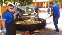 La asociación vecinal "San Isidro" de Daimiel elaboró las migas