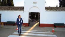 Isabel Díaz-Benito, concejala de Obras y Servicios, ante la puerta del cementerio
