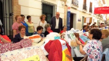 Julián Nieva y Beatriz Labián, durante la visita al Encuentro de encaje de bolillos celebrado en Manzanares