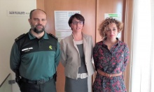 El Teniente de la Guardia Civil junto a Asunción Reyes y Beatriz Labián