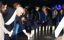 El alcalde colocando una de las velas en recuerdo a las víctimas