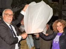 Julián Nieva y Beatriz Labián soltando uno de los farolillos