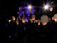 Farolillos en memoria de las víctimas en la Plaza de la Constitución