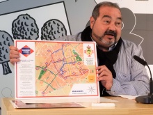Miguel Ramírez mostrando el mapa del programa 'Manzanares paso a paso'