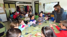 Los niños y niñas hablan del taller con la concejala de Medio Ambiente