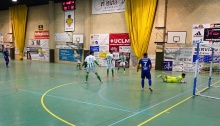 Primer balón estrellado al palo por el Manzanares en el primer tiempo