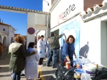 Trabajando en la elaboración del mural