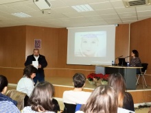 Miguel Ramírez presentando la ponencia de Noelia Ramírez 