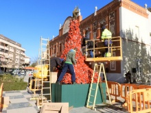 Operarios colocando los adornos reciclados para dar forma al árbol