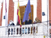 Saludo desde el balcón del Ayuntamiento el 5 de enero de 2017. Foto: J.A. Romero