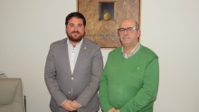 Pablo Camacho, concejal de Deportes, con el autor del libro, Julio Jareño