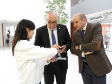 El director provincial de Sanidad en Ciudad Real Francisco José García Sánchez y el alcalde de Manzanares Julián Nieva son informados sobre el uso de la APP