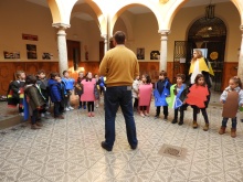 Los alumnos y alumnas se visten con diseños de Piña para visitar el museo