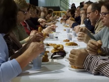 Todos los asistentes degustaron chocolate y roscas